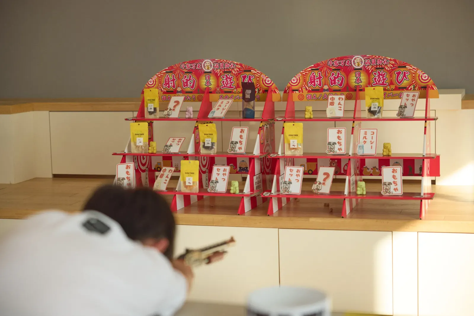 景品が並ぶ射的の屋台