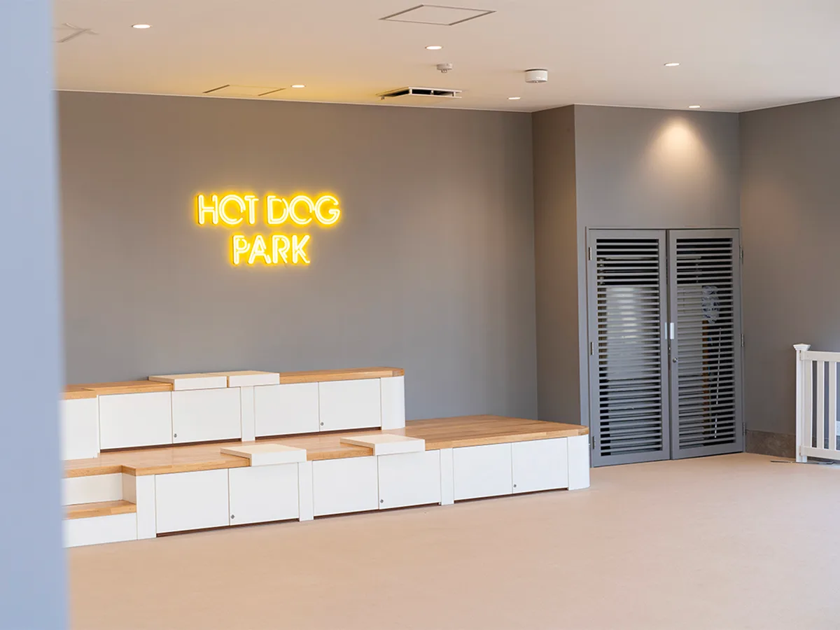 HOT DOG TOWN 有明 店内 2